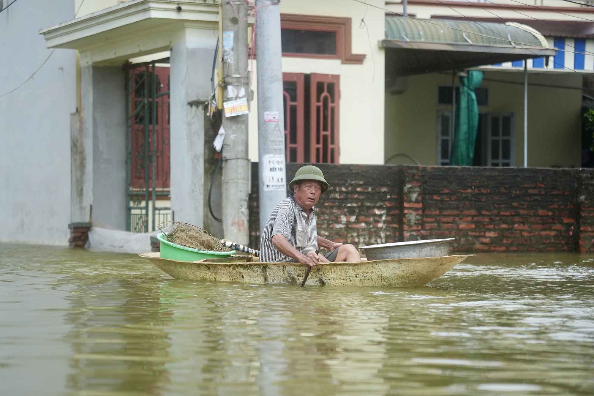 Thuyền trở thành phương tiện di chuyển chính của người dân xóm Bến Vôi trong những ngày này. Ảnh: Khánh An