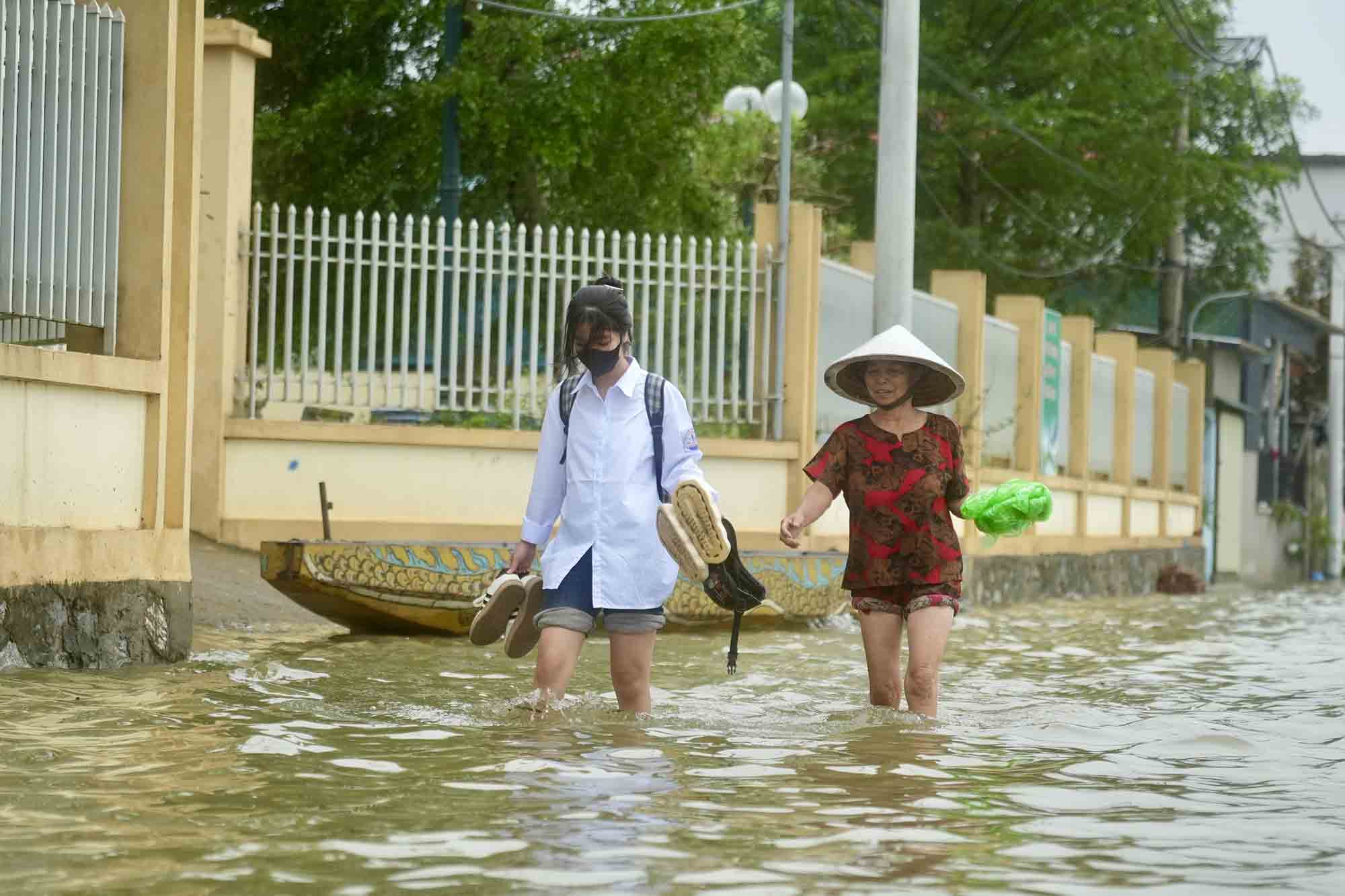 Học sinh gặp nhiều khó khăn trên đường đến trường. Ảnh: Khánh An