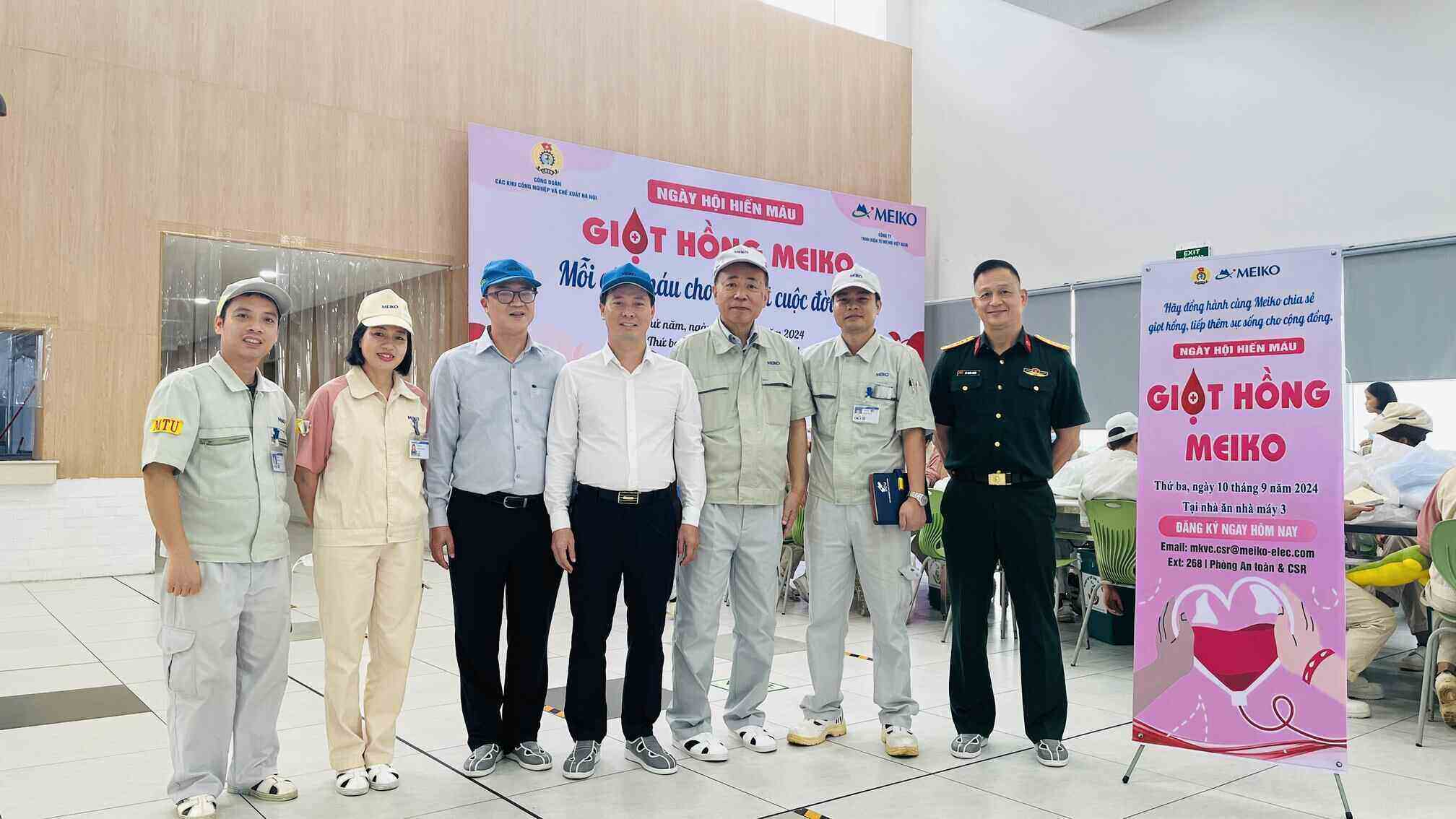 Đại diện Ban lãnh đạo Công ty, lãnh đạo Bệnh viện Trung ương Quân đội 108, Công đoàn Các khu công nghiệp và chế xuất Hà Nội, Đảng ủy Ban quản lý Các khu công nghiệp và chế xuất Hà Nội tại buổi hiến máu của đoàn viên, người lao động Công ty TNHH Điện tử Meiko Việt Nam sáng 10.9. Ảnh: CĐCS