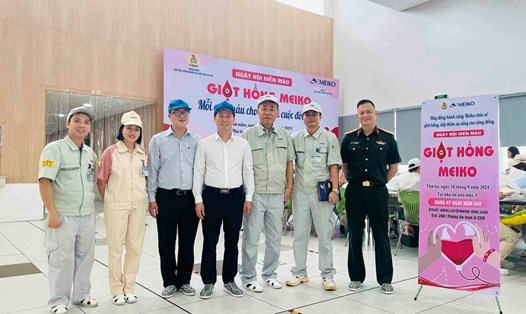 Đại diện Ban lãnh đạo Công ty, lãnh đạo Bệnh viện Trung ương Quân đội 108, Công đoàn Các khu công nghiệp và chế xuất Hà Nội, Đảng ủy Ban quản lý Các khu công nghiệp và chế xuất Hà Nội tại buổi hiến máu của đoàn viên, người lao động Công ty TNHH Điện tử Meiko Việt Nam sáng 10.9. Ảnh: CĐCS