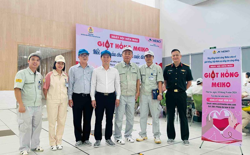 Đại diện Ban lãnh đạo Công ty, lãnh đạo Bệnh viện Trung ương Quân đội 108, Công đoàn Các khu công nghiệp và chế xuất Hà Nội, Đảng ủy Ban quản lý Các khu công nghiệp và chế xuất Hà Nội tại buổi hiến máu của đoàn viên, người lao động Công ty TNHH Điện tử Meiko Việt Nam sáng 10.9. Ảnh: CĐCS