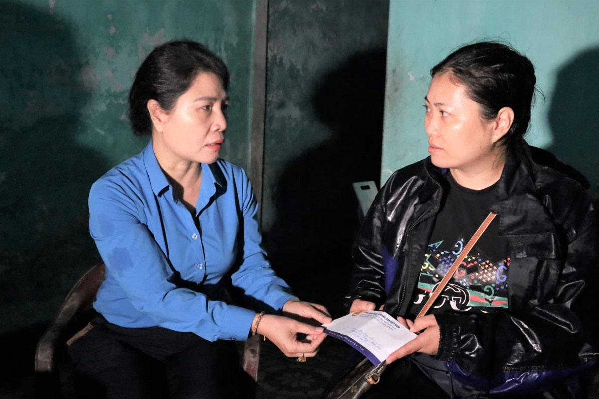 Ms. Nguyen Thi Minh - Vice President of TKV Trade Union (left) visited and encouraged the family of Ms. Nguyen Thi Thinh - a worker at Ha Tu Coal Joint Stock Company whose entire walls and roof collapsed, and all property in the house was flooded and damaged. Photo: Van Tien