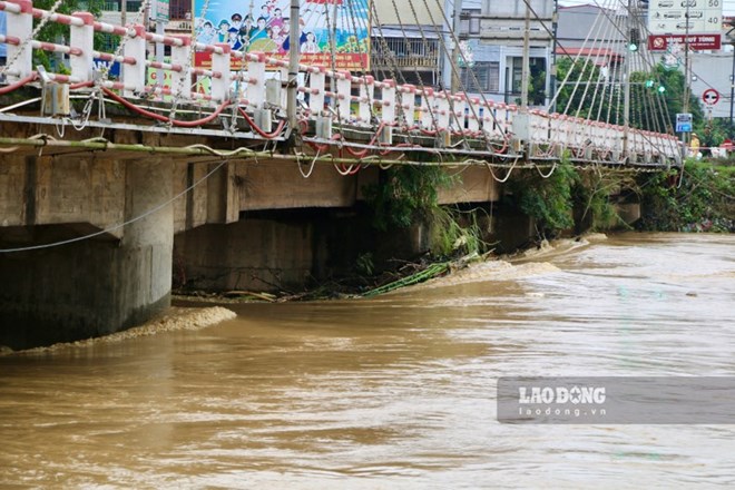 Hanoi has issued a level III flood alert on the Cau River in the communes along the dike in Soc Son district. Photo: Nguyen Hoan