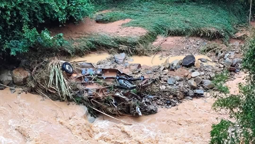 Vụ sạt lở cuốn trôi xe khách xuống sông sáng 9.9 tại Cao Bằng. Ảnh: Người dân cung cấp