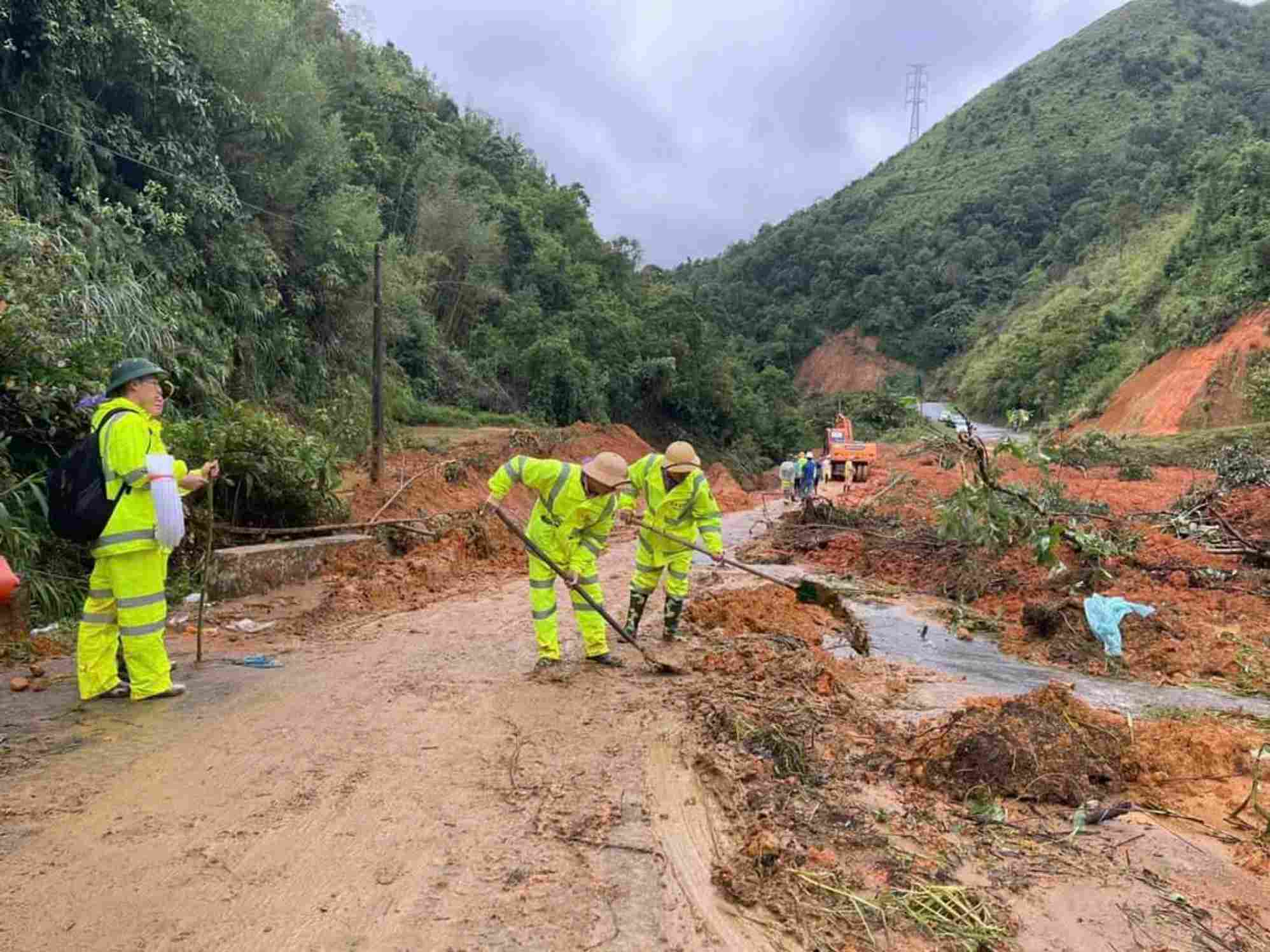 Rescue forces approach the scene. Photo: Cao Bang Police.