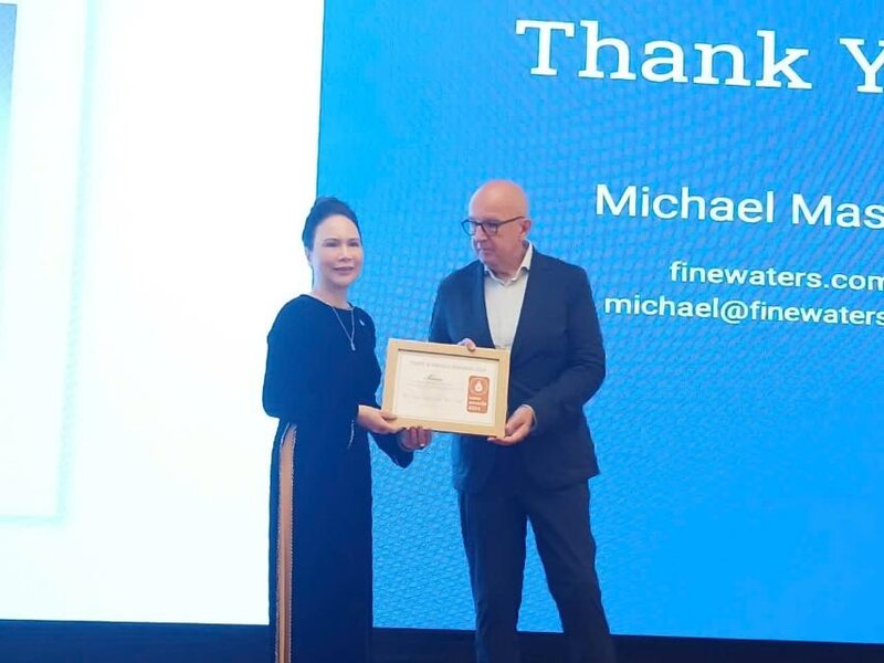 Ms. Dang Thi Huong Lan, General Director of Miocen Company Limited (left in photo) received the award from the jury members. Photo: DNNC