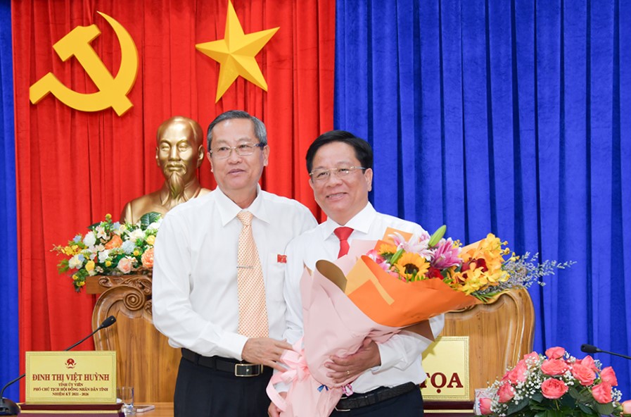 Pho Bi thu Thuong truc Tinh uy, Chu tich HDND tinh An Giang Le Van Nung tang hoa chuc mung Pho Bi thu Tinh uy An Giang Ho Van Mung duoc bau giu chuc Chu tich UBND tinh An Giang, nhiem ky 2021 – 2026  