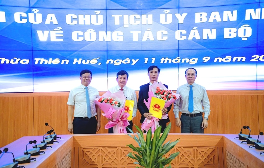 Lanh dao UBND tinh Thua Thien Hue tang hoa chuc mung ong Nguyen Tan - Giam doc va ong Nguyen Vinh Hung - Pho Giam doc So GD&DT tinh. Anh: VGP 