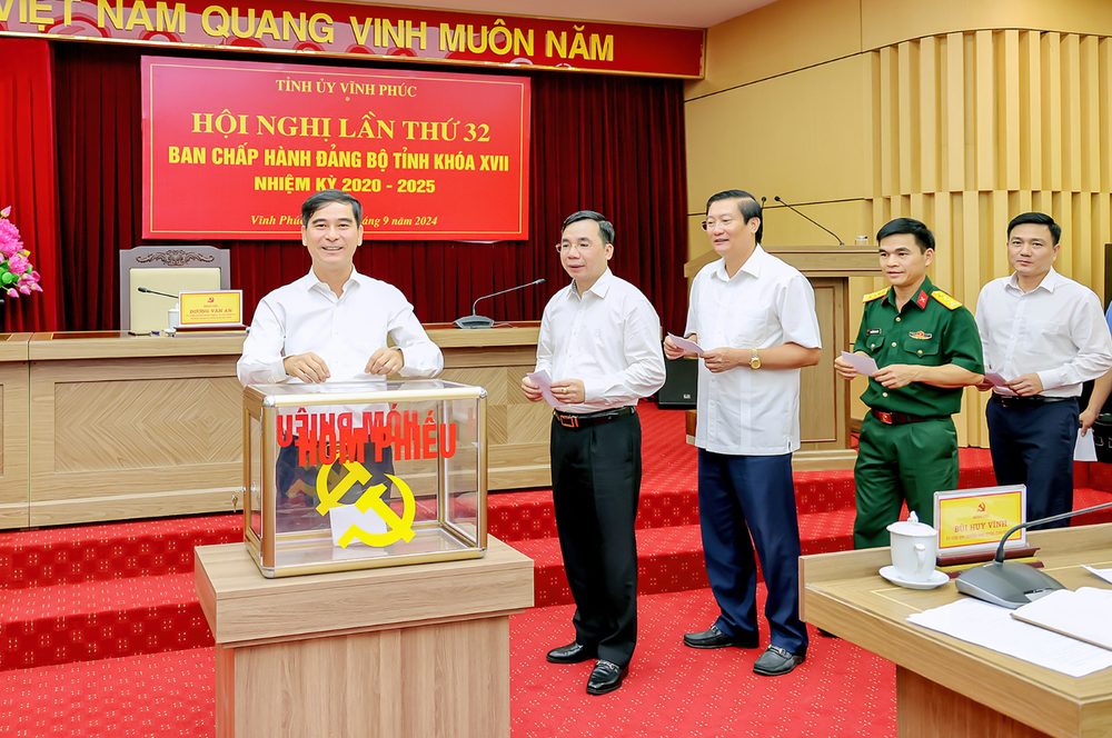 Bi thu Tinh uy Vinh Phuc Duong Van An cung cac dai bieu bo phieu bau bo sung chuc danh Pho Bi thu Tinh uy. Anh: Khanh Linh 