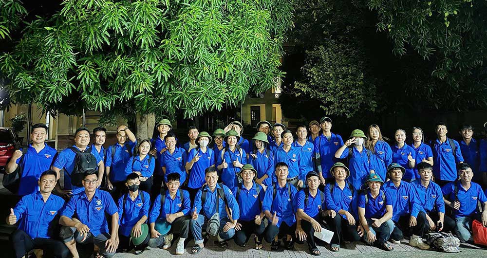 100 đoàn viên thanh niên Nghệ An tình nguyện giúp thành phố Hải Phòng khắc phục hậu quả bão số 3. Ảnh: Anh Tuấn