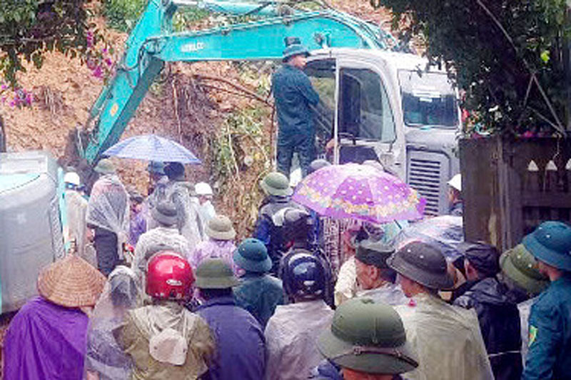 Lực lượng chức năng Lào Cai tìm kiếm các nạn nhân trong vụ sạt lở. Ảnh: Tuấn Ngọc
