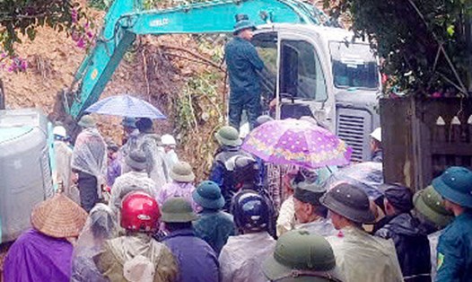 Lực lượng chức năng Lào Cai tìm kiếm các nạn nhân trong vụ sạt lở. Ảnh: Tuấn Ngọc