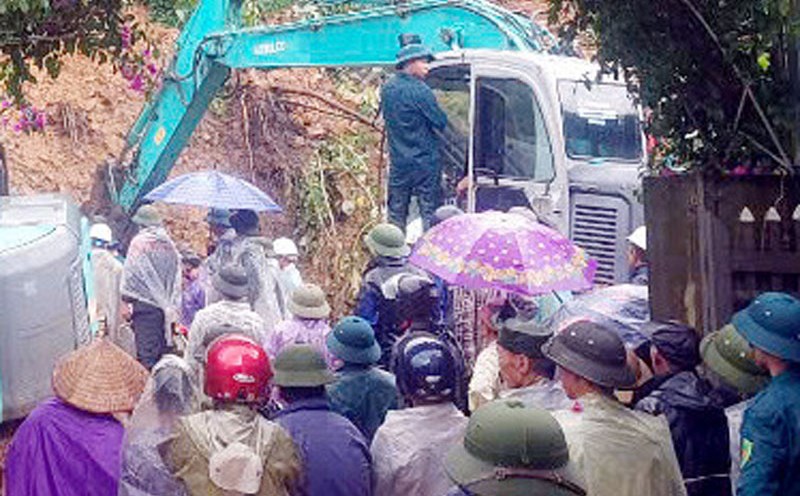 Lực lượng chức năng Lào Cai tìm kiếm các nạn nhân trong vụ sạt lở. Ảnh: Tuấn Ngọc
