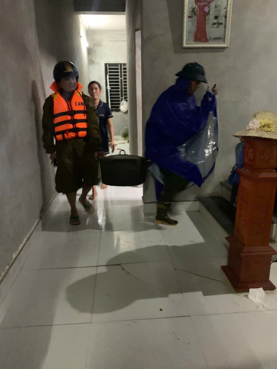 Earlier, on the night of September 9, authorities were present to assist people in flooded areas in moving their belongings to safety. Photo: NVCC