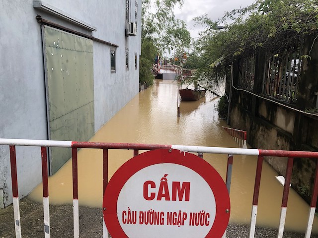 Cầu phao nối từ xã Việt Long sang huyện Yên Phong (tỉnh Bắc Ninh) dừng hoạt động do nước ngập. 