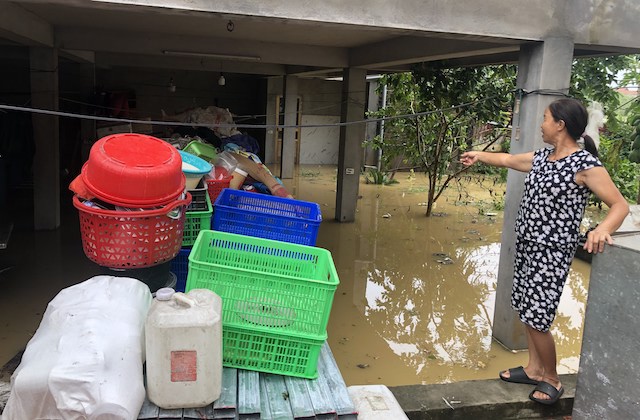 Bà Nguyễn Thị Ngạn (thôn Lương Phúc) chất đồ đạc lên nơi cao để đề phòng nước lũ dâng cao.