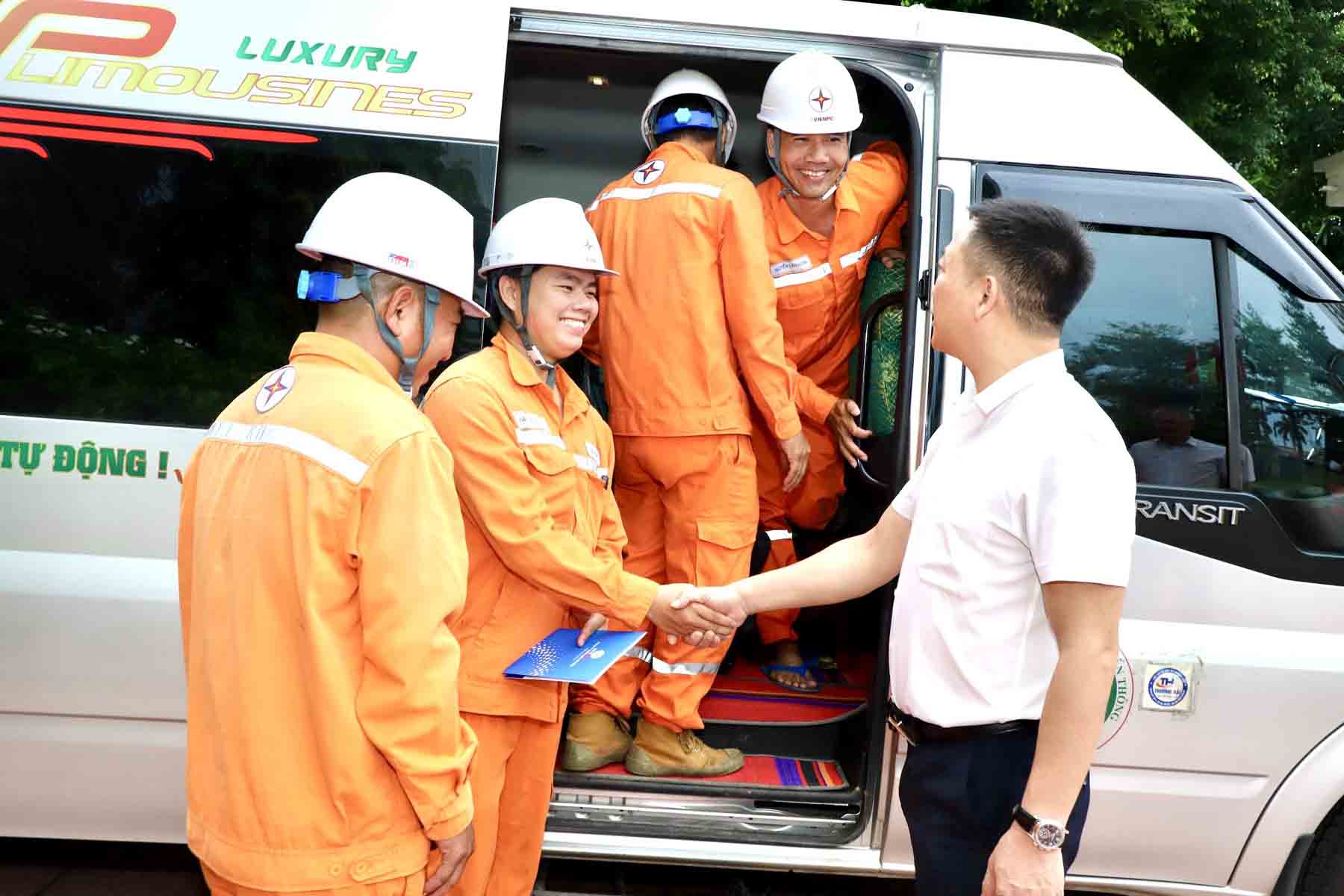 Tiễn anh em tổ xung kích lên đường. Ảnh: Phương Thảo.