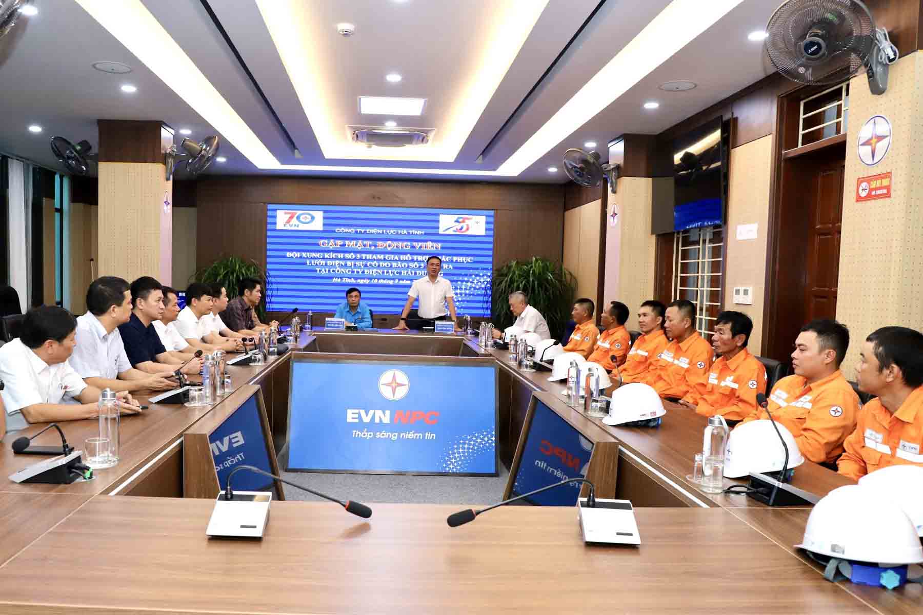 Lãnh đạo Công ty Điện lực Hà Tĩnh dặn dò, động viên tổ xung kích của Công ty đi tăng cường khắc phục hậu quả bão số 3. Ảnh: Phương Thảo.