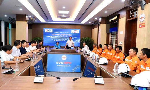 Lãnh đạo Công ty Điện lực Hà Tĩnh dặn dò, động viên tổ xung kích của Công ty đi tăng cường khắc phục hậu quả bão số 3. Ảnh: Phương Thảo.