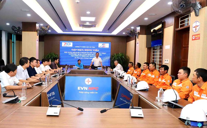 Lãnh đạo Công ty Điện lực Hà Tĩnh dặn dò, động viên tổ xung kích của Công ty đi tăng cường khắc phục hậu quả bão số 3. Ảnh: Phương Thảo.