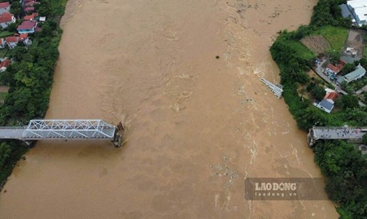 Cầu Phong Châu sập ngày 9.9. Ảnh: Tô Công