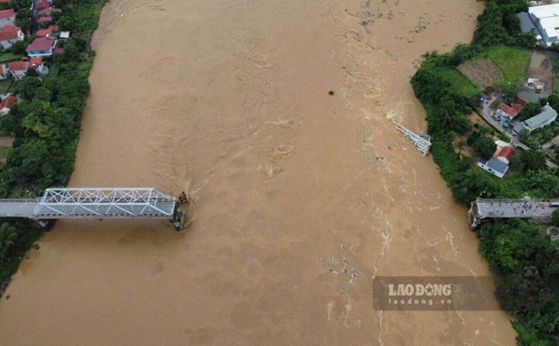 Cầu Phong Châu sập ngày 9.9. Ảnh: Tô Công