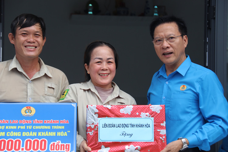 Ông Phan Thanh Liêm - Chủ tịch LĐLĐ tỉnh Khánh Hoà nghiệm thu và bàn giao nhà mái ấm cho vợ chồng anh Trúc, chị Cập. Ảnh: Phương Linh