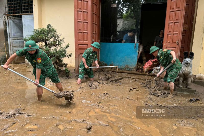 Các chiến sĩ bộ đội biên phòng tỉnh Lào Cai đã có mặt tại những khu vực ngập lụt để hỗ trợ người dân dọn dẹp bùn đất tràn vào nhà do lũ sông Hồng, sớm ổn định cuộc sống. 