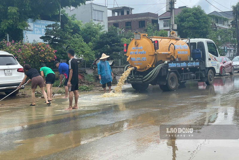 Ms. Nguyen Thi Hoa (Kim Tan ward, Lao Cai city) said: "Yesterday (September 9), the flood water on the Red River rose high, overflowing onto the streets and into people's houses, causing flooding. Luckily, today the water level has decreased significantly, the rain has stopped, and we told each other to clean up the mud flowing into our houses and streets so we can continue our daily activities."