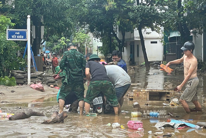 Do lượng bùn đất quá lớn, nhiều phương tiện gặp khó khăn, không thể di chuyển. 