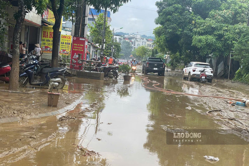 Currently, Lao Cai provincial authorities are mobilizing all resources to search for missing victims of landslides. At the same time, they are focusing on overcoming the consequences of floods.