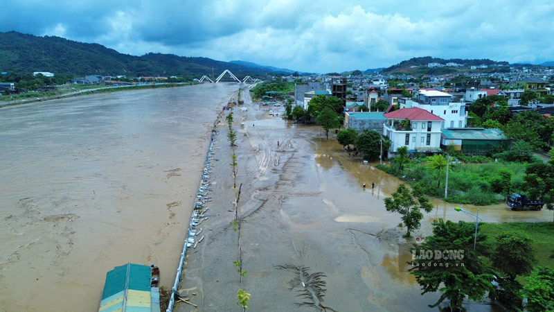 Currently, the flood on the Red River continues to decrease. This morning (September 10), Lao Cai Hydrological Station observed that the water level had decreased to 85.27m (1.77m above alert level III); 1.7m lower than the flood peak.