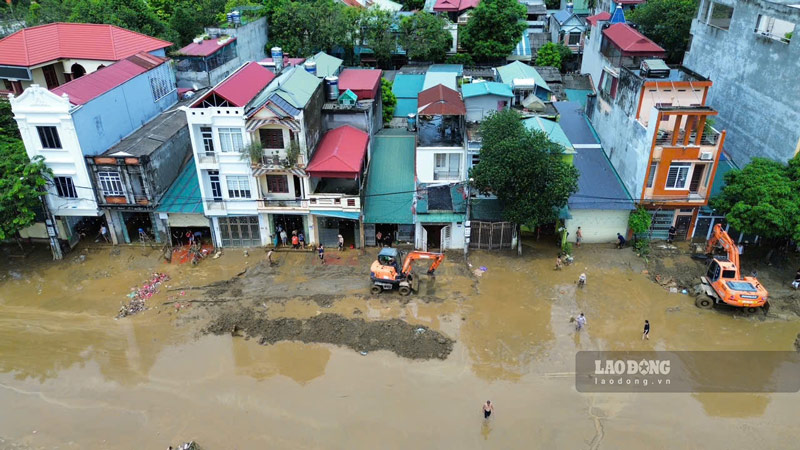 On the other side of Pho Moi bridge, many households in Van Hoa commune (Lao Cai city) are also using excavators to clean their houses and scoop up mud and dirt along the Red River embankment.