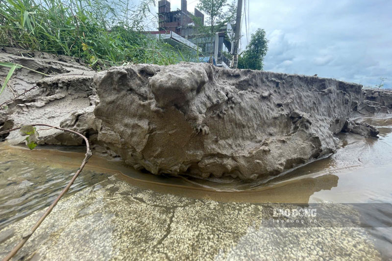 A layer of mud more than 10 cm thick remained on the road surface after the Red River floodwaters receded.