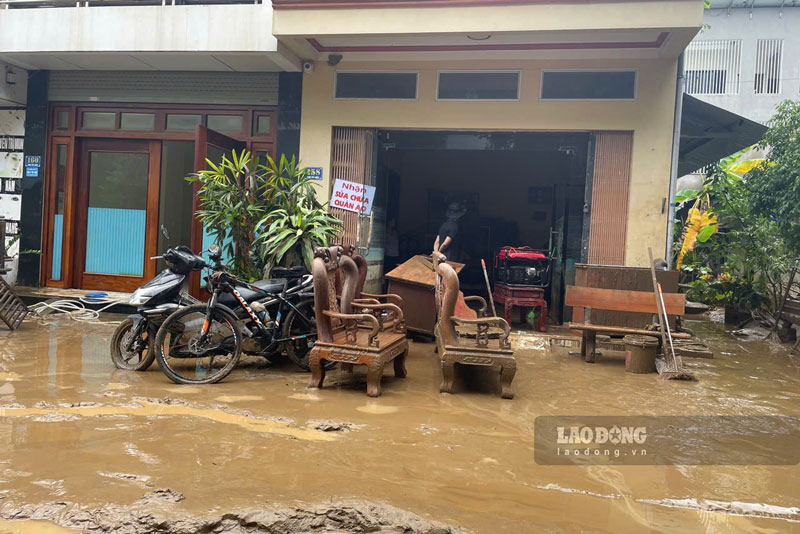 Lũ trên sông Hồng dâng cao khiến hàng chục hộ dân nằm dọc bờ sông của thành phố Lào Cai ngập trong nước. Sau khi nước rút, những gì để lại chỉ còn toàn là bùn đất.