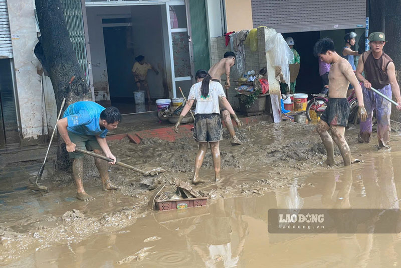 On September 10, according to the reporter of Lao Dong Newspaper on An Duong Vuong, Yet Kieu, Ngo Quyen streets... of Lao Cai city, after the water receded, households started to clean up mud and soil, overcoming the damage caused by the flood.