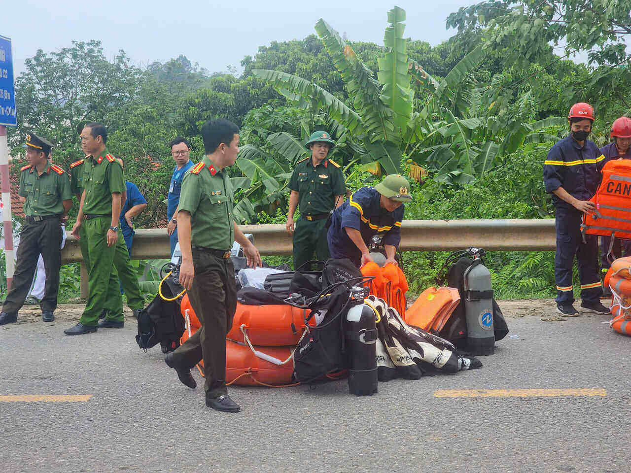 Lực lượng chức năng khắc phục sự cố sập cầu Phong Châu. Ảnh: Tô Công