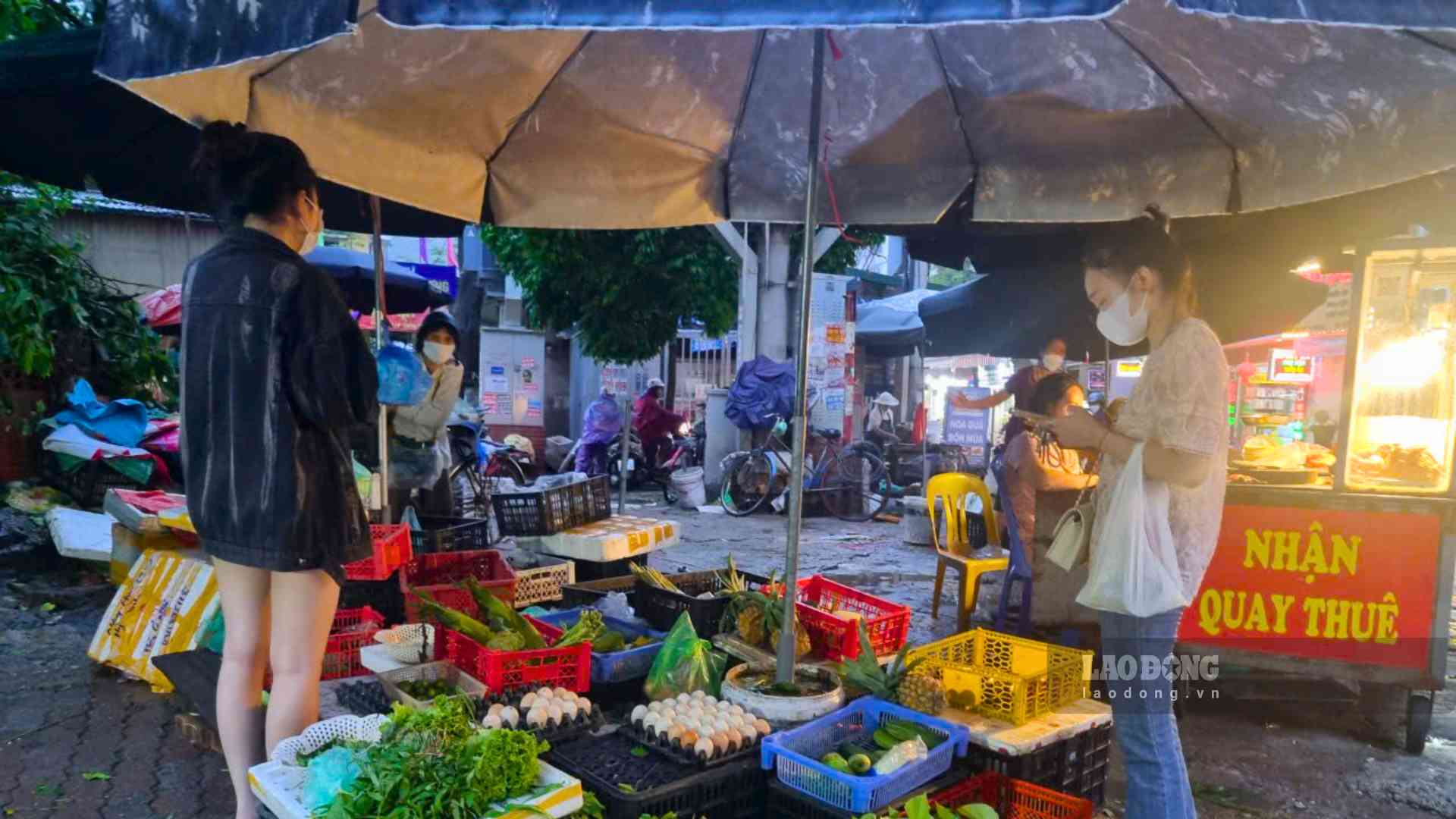 Ghi nhan cua PV Lao Dong thoi diem 5h30 chieu toi, cac hang rau o khu vuc cho Me Tri Thuong da het hang, chuan bi don do ve. Anh: Tuyet Lan 