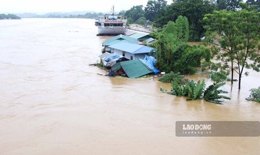 Người lao động phải nghỉ việc do lũ lụt được hưởng lương ngừng việc theo quy định của pháp luật. Ảnh: Nguyễn Tùng