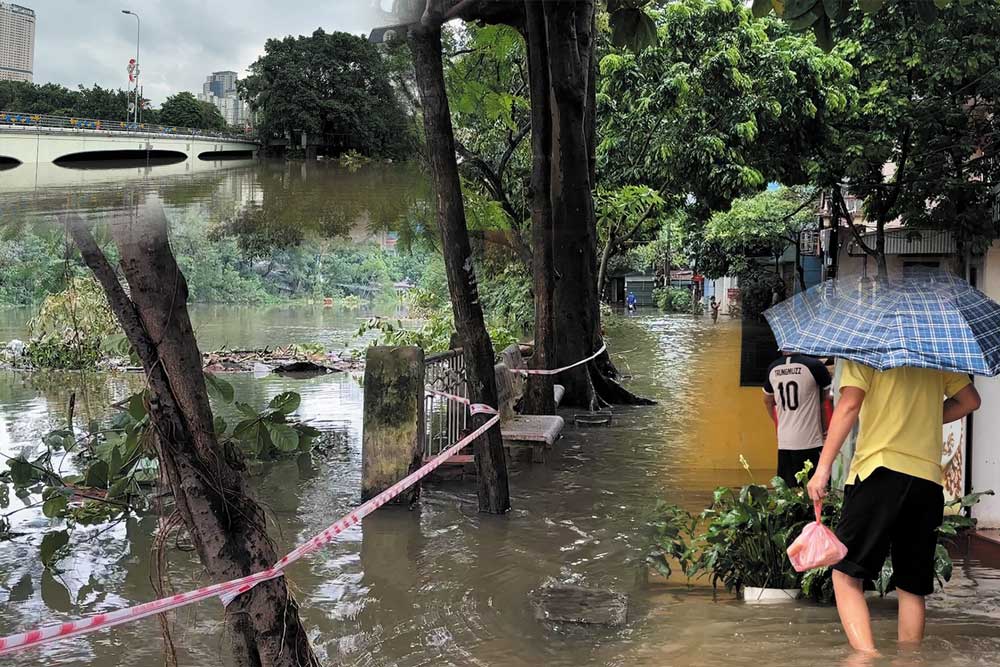 Sông và phố ngập hòa làm một, người dân bó tay chờ nước rút