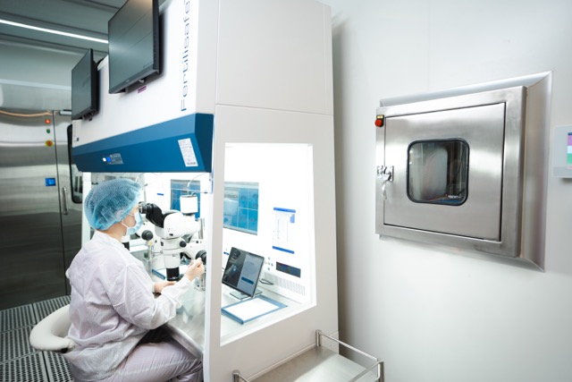 Hệ thống lọc rửa trứng trong Lab IVF ISO 5 của IVF Phương Châu cho cặp vợ chồng hiếm muộn. Ảnh: NGUYỄN LY 