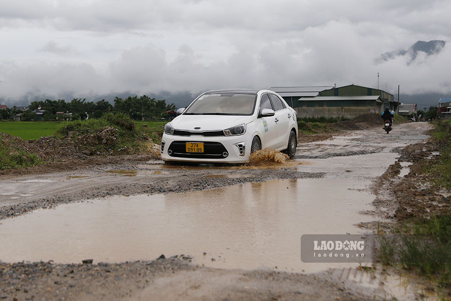 Dự án đường giao thông thi công dang dở khiến người dân khốn khổ trên tuyến đường từ Quốc lộ 12 vào xã Thanh Yên, huyện Điện Biên. Ảnh: Quang Đạt