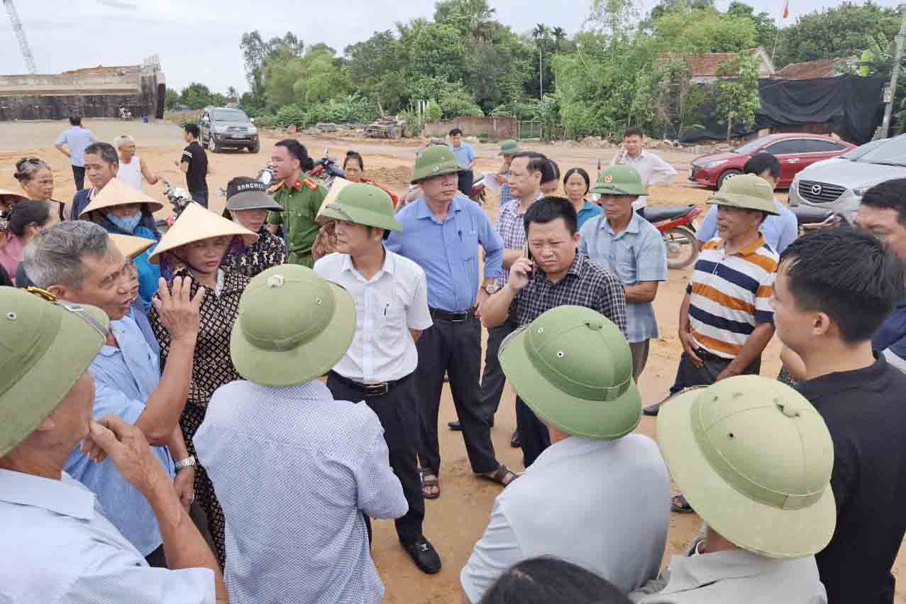 Đoàn công tác kiểm tra thực địa và lắng nghe kiến nghị của dân. Ảnh: Trần Tuấn.