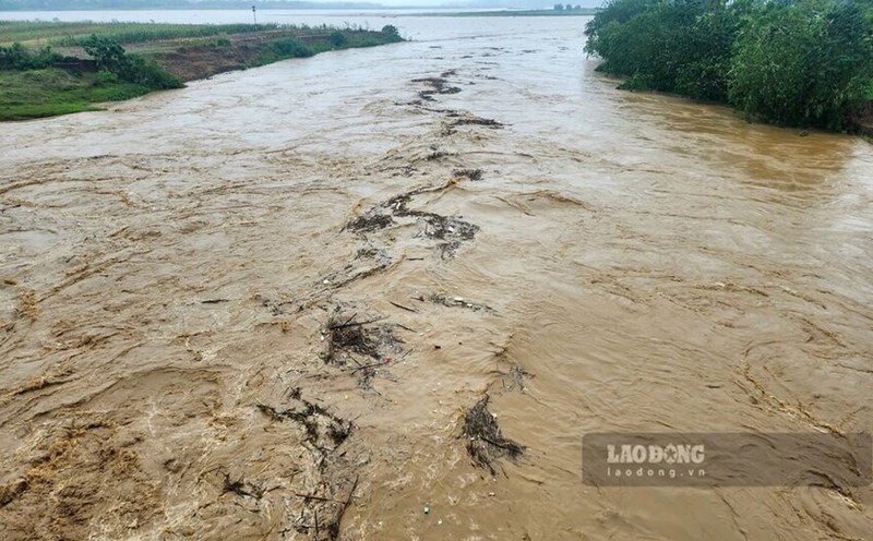 Nước lũ cuồn cuộn từ thượng nguồn đổ ra sông Hồng ngày 8.9.2024. Ảnh: Tô Công