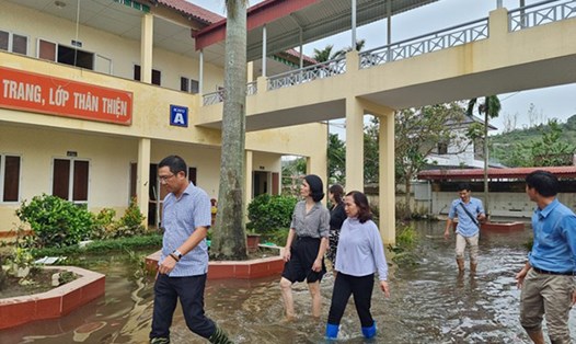 Giám đốc sở GDĐT Hải Phòng Bùi Văn Kiệm kiểm tra tại Trường Tiểu học và THCS Vạn Hương (Đồ Sơn). Ảnh: Sở GDDT Hải Phòng