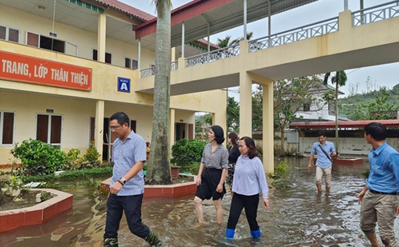Giám đốc sở GDĐT Hải Phòng Bùi Văn Kiệm kiểm tra tại Trường Tiểu học và THCS Vạn Hương (Đồ Sơn). Ảnh: Sở GDDT Hải Phòng