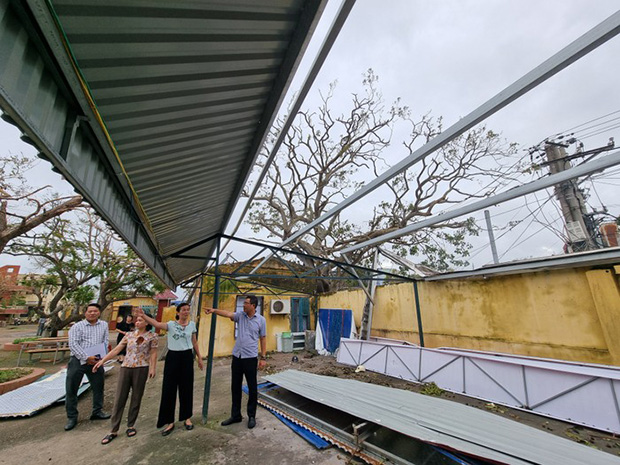 The roof of the Cat Hai High School's garage was blown away by the storm. Photo: Hai Phong Department of Education and Training