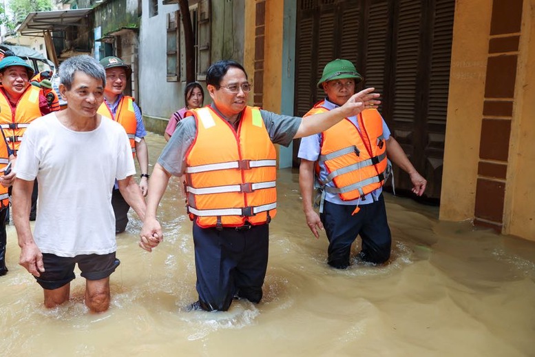 Thủ tướng Phạm Minh Chính trực tiếp vào thăm, động viên người dân khu dân cư bị nước lũ chia cắt tại xã Vân Hà, thị xã Việt Yên, sáng 10/9 - Ảnh: VGP/Nhật Bắc  