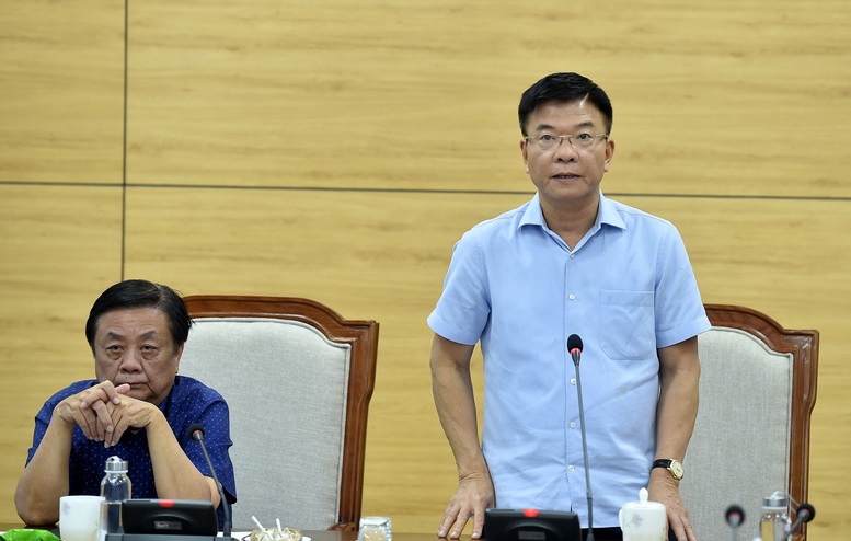 Deputy Prime Minister Le Thanh Long speaks at Yen Bai bridge - Photo: VGP/Duc Tuan  