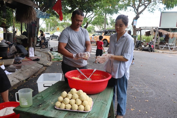 Người dân chuẩn bị nhân bánh chưng. Ảnh: Nguyễn Linh